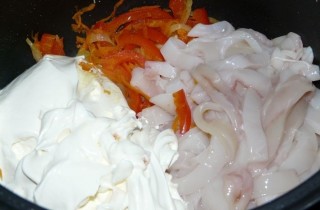 Кальмары с овощами в сметанном соусе - фото шага 4