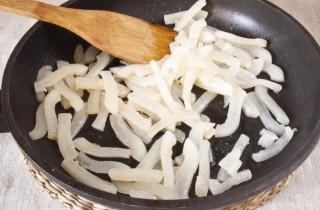 Кальмары в нежном сметанном соусе - фото шага 3