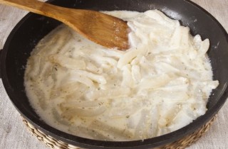 Кальмары в нежном сметанном соусе - фото шага 4