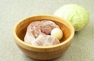 Капуста, тушеная с мясом - фото шага 1