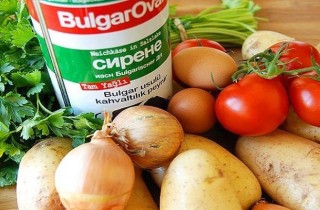 Картофель, фаршированный овощами, брынзой и яйцом - фото шага 1
