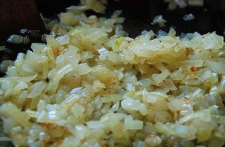 Картофель, фаршированный овощами, брынзой и яйцом - фото шага 5