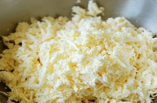 Картофель, фаршированный овощами, брынзой и яйцом - фото шага 7