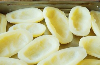 Картофель, фаршированный овощами, брынзой и яйцом - фото шага 12