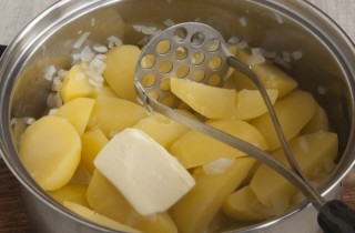 Картофельное пюре с луком - фото шага 5