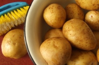 Картофельные дольки по-деревенски - фото шага 1