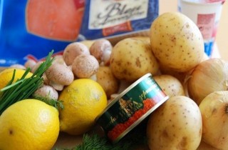 Картофельные сундучки с шампиньонами, лососем и икрой - фото шага 1