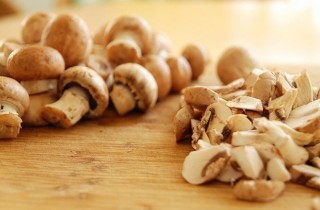 Картофельные сундучки с шампиньонами, лососем и икрой - фото шага 4