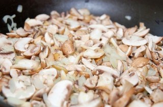 Картофельные сундучки с шампиньонами, лососем и икрой - фото шага 5