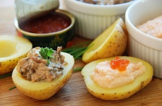 Картофельные сундучки с шампиньонами, лососем и икрой - фото шага 9