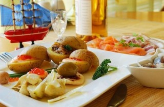 Картофельные сундучки с шампиньонами, лососем и икрой - фото шага 10