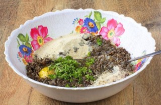 Котлеты из замороженных грибов - фото шага 2