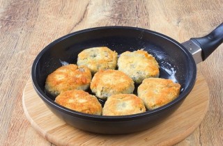 Котлеты из замороженных грибов - фото шага 3