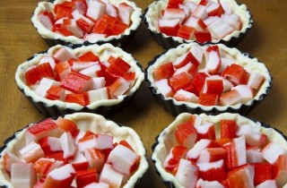 Крабовые палочки в корзинках - фото шага 5