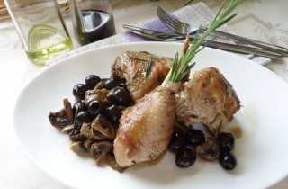 Курица по-охотничьи с шампиньонами и маслинами