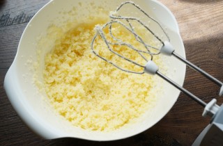 Лимонные капкейки с пышным кремом - фото шага 4