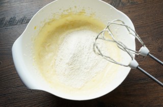 Лимонные капкейки с пышным кремом - фото шага 7