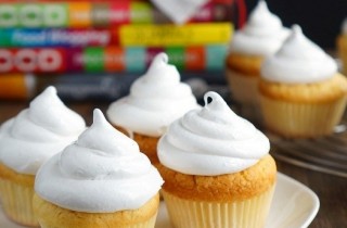 Лимонные капкейки с пышным кремом - фото шага 11