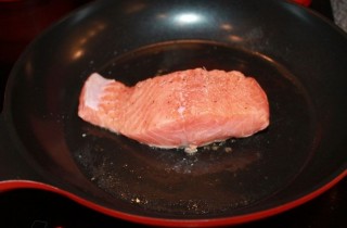 Лосось в творожном соусе - фото шага 2