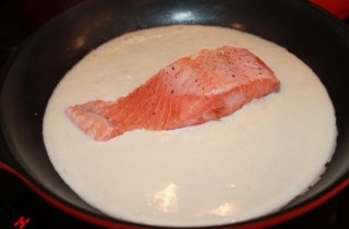 Лосось в творожном соусе - фото шага 3