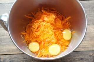 Морковные капкейки - фото шага 3