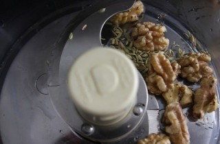 Салат из макарон с рукколой и соусом - фото шага 3