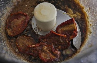 Салат из макарон с рукколой и соусом - фото шага 4