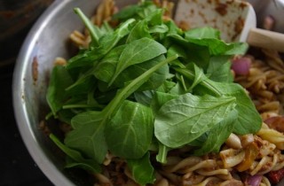 Салат из макарон с рукколой и соусом - фото шага 7