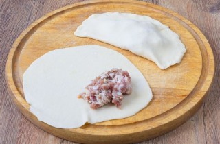 Сочные чебуреки с мясом - фото шага 4