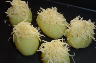 Запеченный картофель с яйцом - фото шага 5