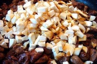 Запеканка по-деревенски с овощами, грибами и сердечками - фото шага 5