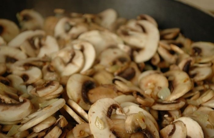 Мидии в сливочном соусе. Мидии с грибами в сливочном. Ньокки с белыми грибами. Макаронные гнезда в сливочном соусе с грибами. Мидии в сливочном соусе на сковороде.