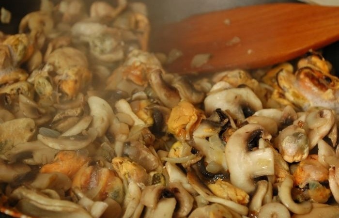 Жаркое с мидиями по-домашнему. Жульен с мидиями и креветками. Мидии с шампиньонами. Мидии с грибами. Калорийность том ям с морепродуктами.