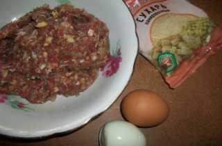 Говяжьи котлеты с яйцом - фото шага 1