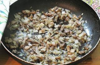 Жульен с курицей и грибами под сыром - фото шага 1