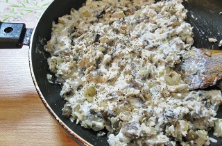 Жульен с курицей и грибами под сыром - фото шага 3