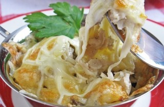 Жульен с курицей и грибами под сыром - фото шага 5