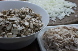 Жульен с курицей и шампиньонами - фото шага 1