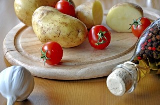 Картофель, запеченный с овощами - фото шага 1