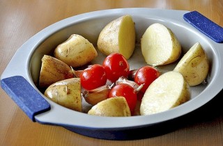 Картофель, запеченный с овощами - фото шага 2