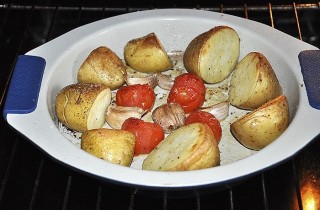 Картофель, запеченный с овощами - фото шага 3