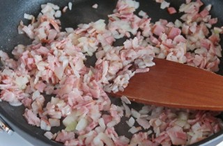 Картофельные маффины с грудинкой - фото шага 4