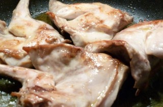 Кролик, тушеный с картофелем - фото шага 2