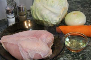 Курица с тушеной капустой - фото шага 1