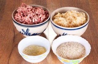 Квашеная капуста с фаршем и домашними колбасками - фото шага 1