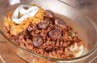 Квашеная капуста с фаршем и домашними колбасками - фото шага 6