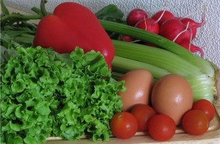 Легкий овощной салат с гренками - фото шага 1