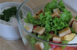 Легкий овощной салат с гренками - фото шага 4