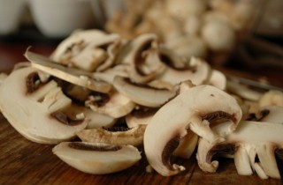 Мидии с шампиньонами в сливках - фото шага 1