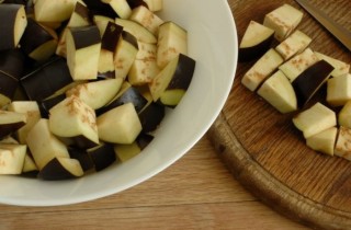 Овощной салат с баклажанами - фото шага 1